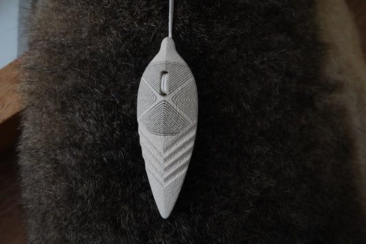 Mini “WAR” Fluted Design On Front Spear Tip